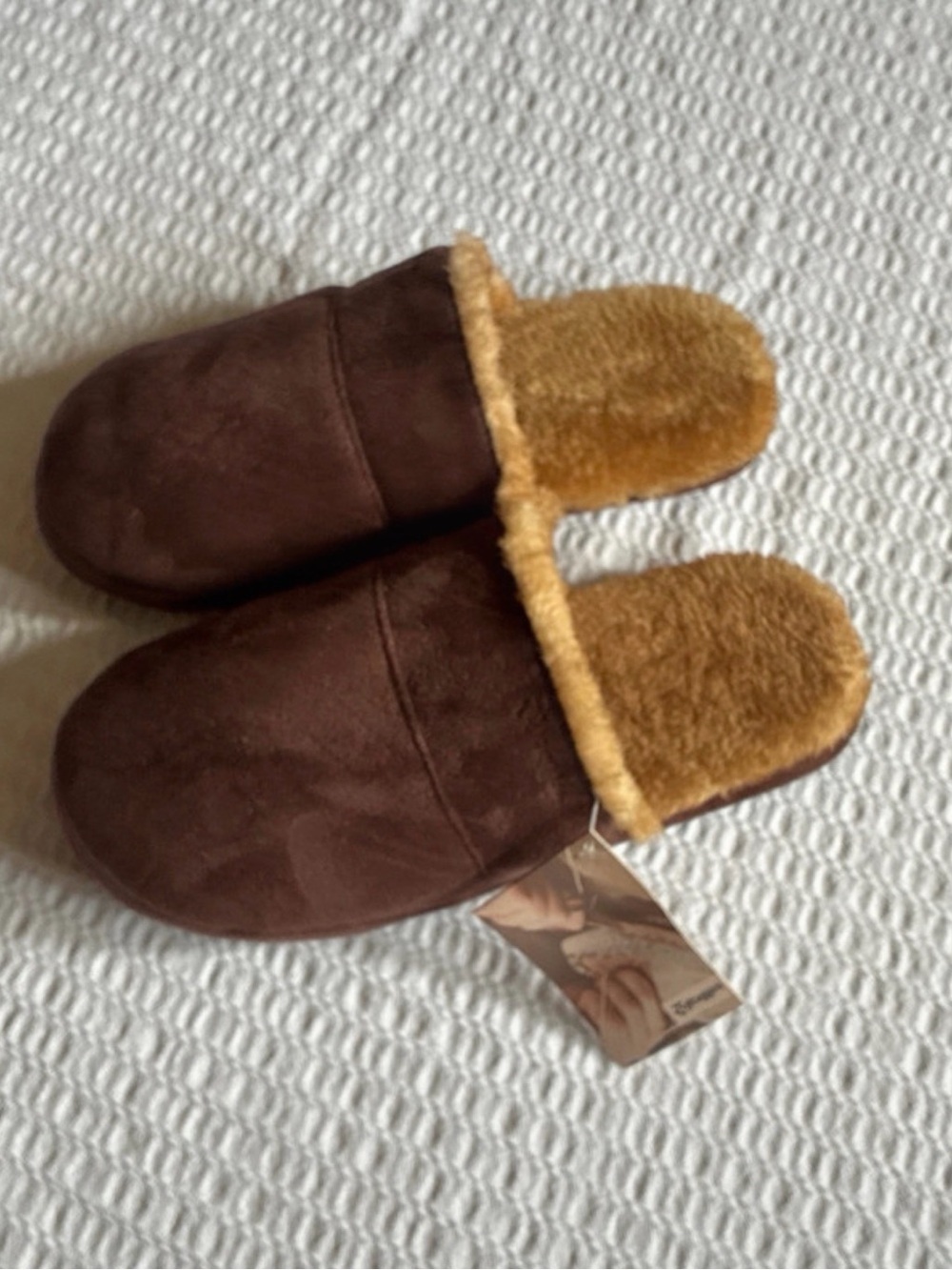 Zigzagger suede faux fur lined slip-on slippers. Size 9-10